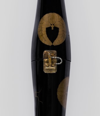 Lot 516 - A ROIRO LACQUER KATANA ZUTSU (SWORD STORAGE CASE) WITH KATO CLAN MON