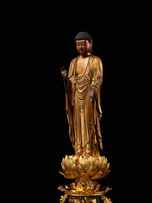 A LARGE GILT-LACQUERED WOOD FIGURE OF AMIDA NYORAI, 17TH-18TH CENTURY