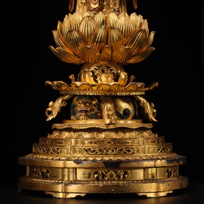 A LARGE GILT-LACQUERED WOOD FIGURE OF AMIDA NYORAI, 17TH-18TH CENTURY