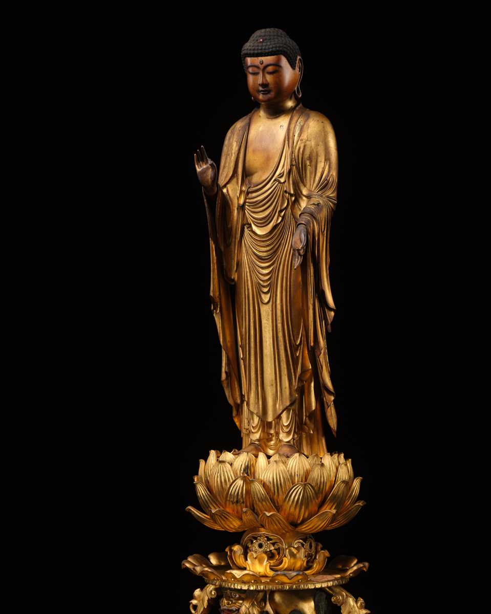 A LARGE GILT-LACQUERED WOOD FIGURE OF AMIDA NYORAI, 17TH-18TH CENTURY