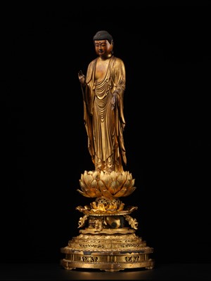 A LARGE GILT-LACQUERED WOOD FIGURE OF AMIDA NYORAI, 17TH-18TH CENTURY