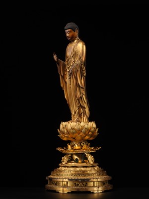 A LARGE GILT-LACQUERED WOOD FIGURE OF AMIDA NYORAI, 17TH-18TH CENTURY