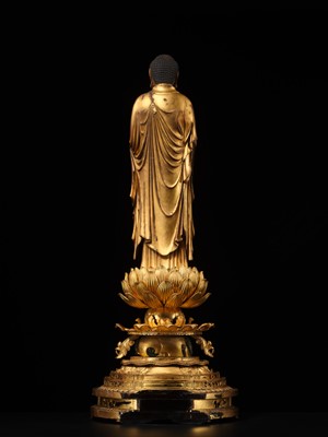 A LARGE GILT-LACQUERED WOOD FIGURE OF AMIDA NYORAI, 17TH-18TH CENTURY