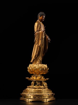 A LARGE GILT-LACQUERED WOOD FIGURE OF AMIDA NYORAI, 17TH-18TH CENTURY