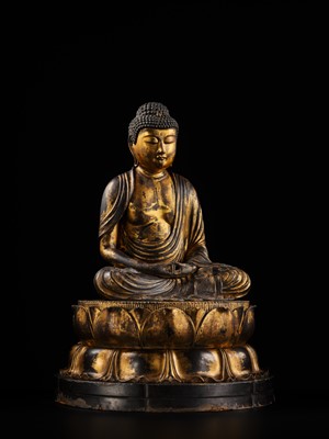 A FINE GILT-LACQUERED WOOD FIGURE OF AMIDA NYORAI, MUROMACHI TO MOMOYAMA PERIOD