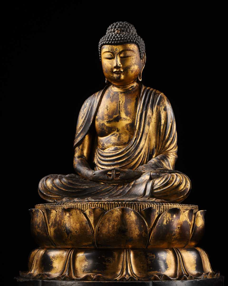 A FINE GILT-LACQUERED WOOD FIGURE OF AMIDA NYORAI, MUROMACHI TO MOMOYAMA PERIOD