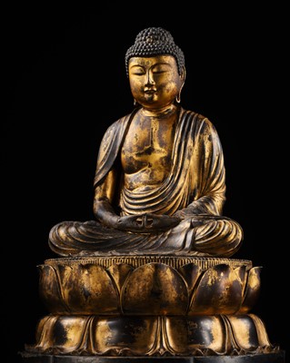 A FINE GILT-LACQUERED WOOD FIGURE OF AMIDA NYORAI, MUROMACHI TO MOMOYAMA PERIOD