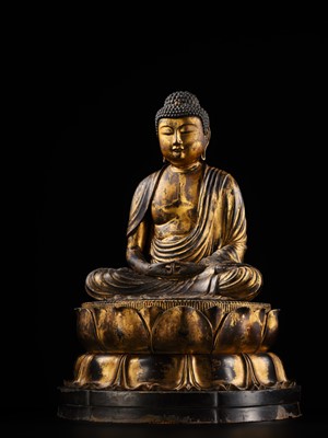 A FINE GILT-LACQUERED WOOD FIGURE OF AMIDA NYORAI, MUROMACHI TO MOMOYAMA PERIOD