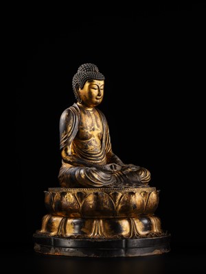 A FINE GILT-LACQUERED WOOD FIGURE OF AMIDA NYORAI, MUROMACHI TO MOMOYAMA PERIOD