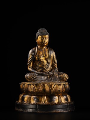 A FINE GILT-LACQUERED WOOD FIGURE OF AMIDA NYORAI, MUROMACHI TO MOMOYAMA PERIOD