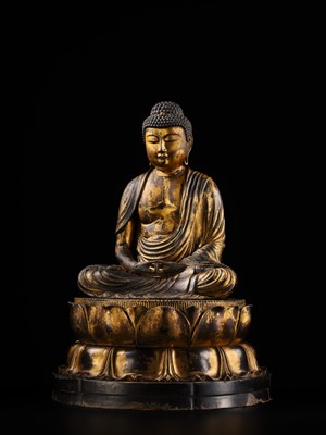A FINE GILT-LACQUERED WOOD FIGURE OF AMIDA NYORAI, MUROMACHI TO MOMOYAMA PERIOD