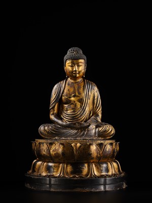 A FINE GILT-LACQUERED WOOD FIGURE OF AMIDA NYORAI, MUROMACHI TO MOMOYAMA PERIOD