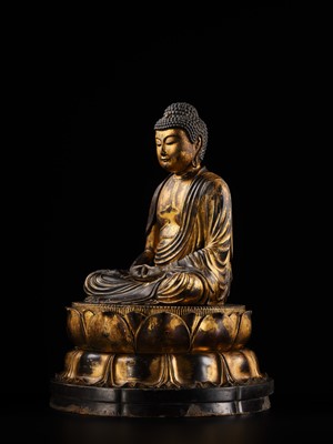 A FINE GILT-LACQUERED WOOD FIGURE OF AMIDA NYORAI, MUROMACHI TO MOMOYAMA PERIOD