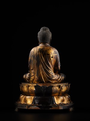 A FINE GILT-LACQUERED WOOD FIGURE OF AMIDA NYORAI, MUROMACHI TO MOMOYAMA PERIOD