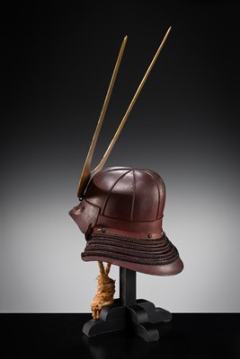 Lot 514 - A RED-LACQUERED IRON SUJIBACHI KABUTO WITH TENTSUKU MAEDATE
