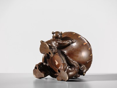 Lot 11 - A LARGE TWO-PART BRONZE USUBATA VASE WITH KARAKO BOYS