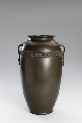 Lot 6 - SHUSEI: A BRONZE VASE WITH SPIRAL DESIGN