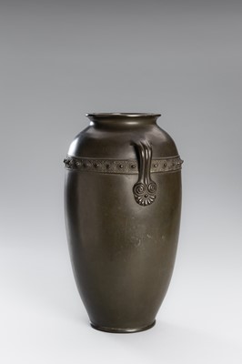 Lot 6 - SHUSEI: A BRONZE VASE WITH SPIRAL DESIGN
