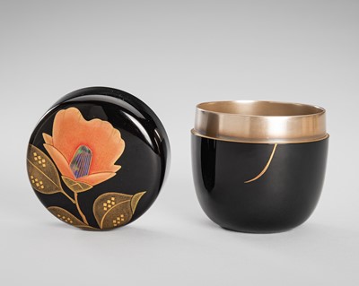 Lot 135 - TETSUGORO: AN ELEGANT LACQUER NATSUME (TEA CADDY) WITH A FLOWER