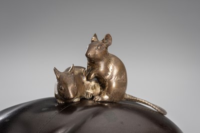 Lot 37 - OMORI MITSUMOTO: A LARGE BRONZE OKIMONO OF RATS ON HOTEI’S TREASURE BAG