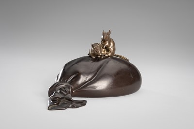 Lot 37 - OMORI MITSUMOTO: A LARGE BRONZE OKIMONO OF RATS ON HOTEI’S TREASURE BAG