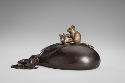 Lot 37 - OMORI MITSUMOTO: A LARGE BRONZE OKIMONO OF RATS ON HOTEI’S TREASURE BAG