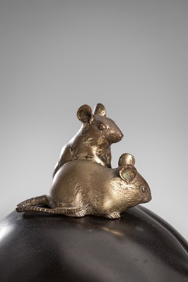 Lot 37 - OMORI MITSUMOTO: A LARGE BRONZE OKIMONO OF RATS ON HOTEI’S TREASURE BAG