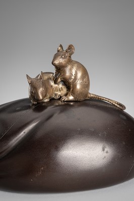 Lot 37 - OMORI MITSUMOTO: A LARGE BRONZE OKIMONO OF RATS ON HOTEI’S TREASURE BAG