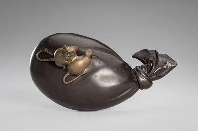 Lot 37 - OMORI MITSUMOTO: A LARGE BRONZE OKIMONO OF RATS ON HOTEI’S TREASURE BAG