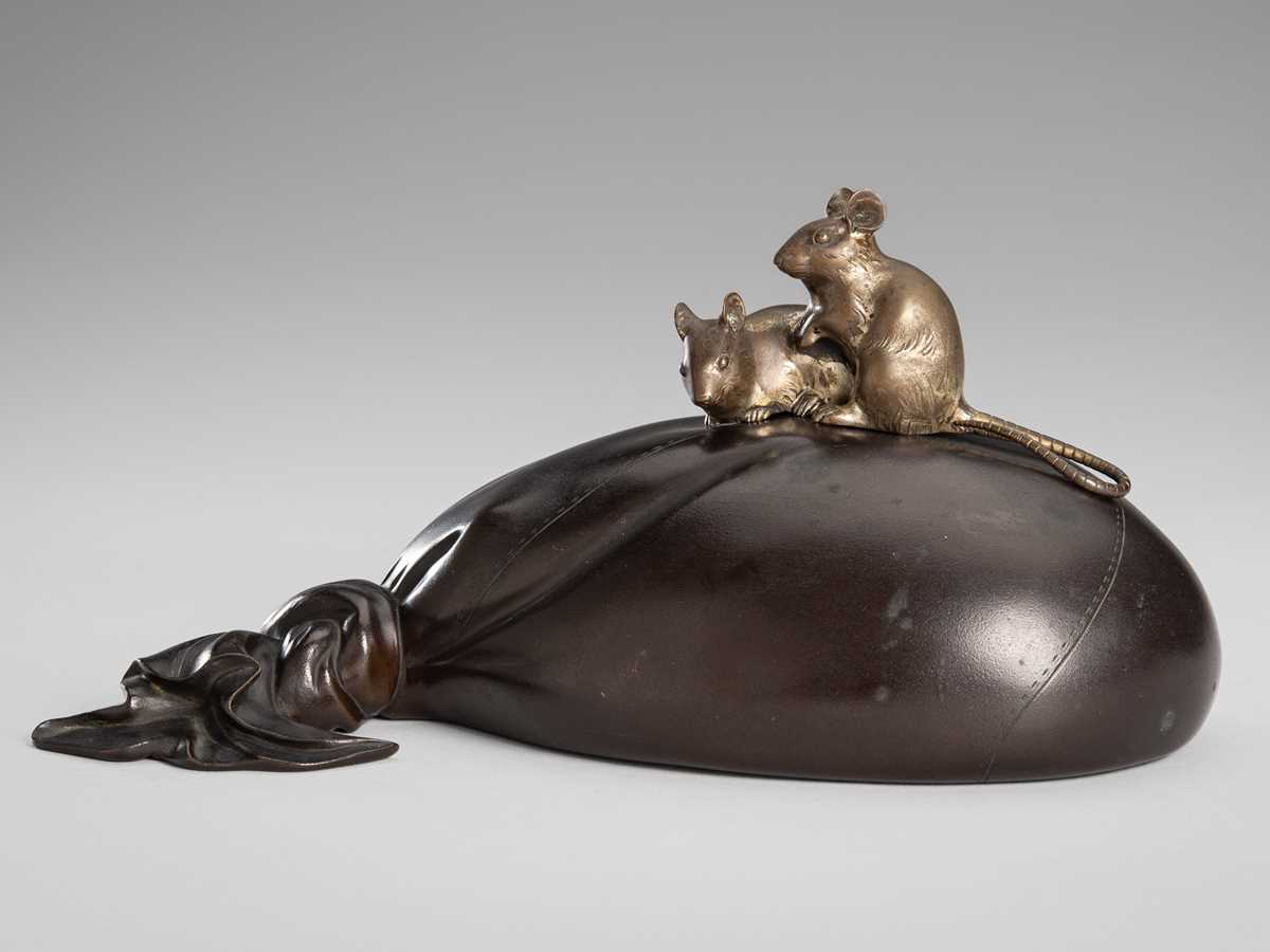 Lot 37 - OMORI MITSUMOTO: A LARGE BRONZE OKIMONO OF RATS ON HOTEI’S TREASURE BAG