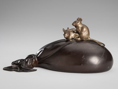 Lot 37 - OMORI MITSUMOTO: A LARGE BRONZE OKIMONO OF RATS ON HOTEI’S TREASURE BAG