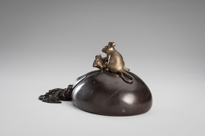 Lot 37 - OMORI MITSUMOTO: A LARGE BRONZE OKIMONO OF RATS ON HOTEI’S TREASURE BAG