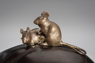 Lot 37 - OMORI MITSUMOTO: A LARGE BRONZE OKIMONO OF RATS ON HOTEI’S TREASURE BAG