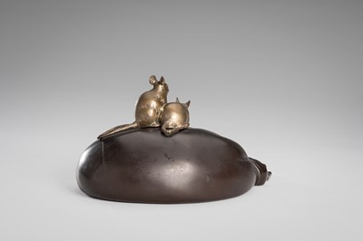 Lot 37 - OMORI MITSUMOTO: A LARGE BRONZE OKIMONO OF RATS ON HOTEI’S TREASURE BAG