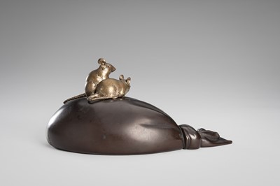 Lot 37 - OMORI MITSUMOTO: A LARGE BRONZE OKIMONO OF RATS ON HOTEI’S TREASURE BAG