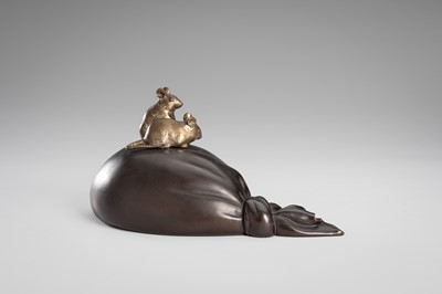 Lot 37 - OMORI MITSUMOTO: A LARGE BRONZE OKIMONO OF RATS ON HOTEI’S TREASURE BAG