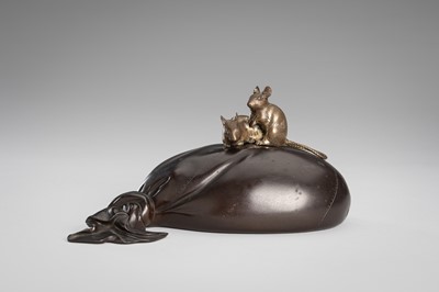 Lot 37 - OMORI MITSUMOTO: A LARGE BRONZE OKIMONO OF RATS ON HOTEI’S TREASURE BAG