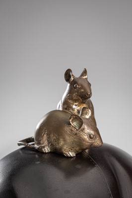 Lot 37 - OMORI MITSUMOTO: A LARGE BRONZE OKIMONO OF RATS ON HOTEI’S TREASURE BAG