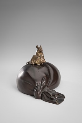 Lot 37 - OMORI MITSUMOTO: A LARGE BRONZE OKIMONO OF RATS ON HOTEI’S TREASURE BAG