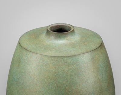 Lot 35 - HASUDA SHUGORO: A FINE BRONZE ‘AXLE’ FLOWER VASE
