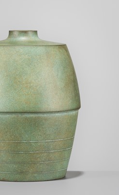 Lot 35 - HASUDA SHUGORO: A FINE BRONZE ‘AXLE’ FLOWER VASE