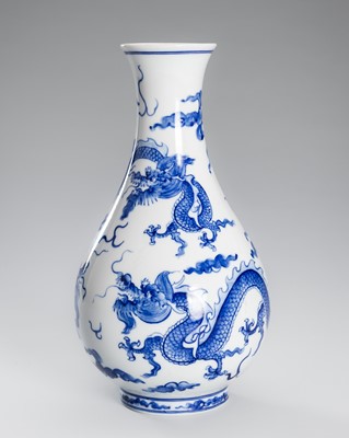 Lot 1184 - A BLUE AND WHITE PEAR-SHAPED PORCELAIN VASE WITH DRAGONS