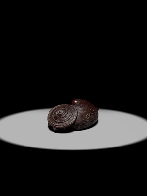 Lot 95 - A SUPERB WOOD NETSUKE OF A RONIN LYING IN WAIT