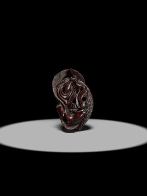 Lot 95 - A SUPERB WOOD NETSUKE OF A RONIN LYING IN WAIT