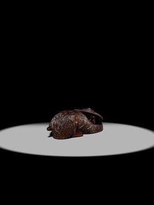 Lot 95 - A SUPERB WOOD NETSUKE OF A RONIN LYING IN WAIT