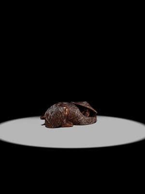 Lot 95 - A SUPERB WOOD NETSUKE OF A RONIN LYING IN WAIT