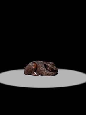 Lot 95 - A SUPERB WOOD NETSUKE OF A RONIN LYING IN WAIT