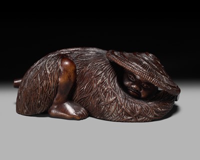 Lot 95 - A SUPERB WOOD NETSUKE OF A RONIN LYING IN WAIT