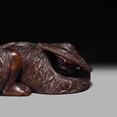 Lot 95 - A SUPERB WOOD NETSUKE OF A RONIN LYING IN WAIT