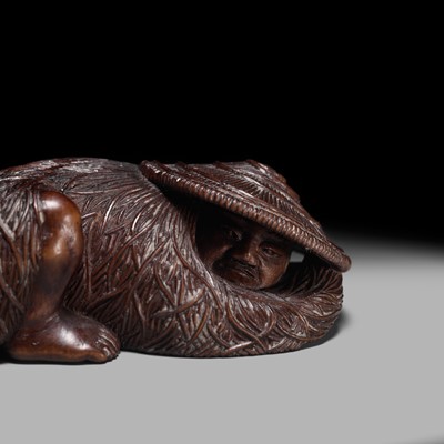 Lot 95 - A SUPERB WOOD NETSUKE OF A RONIN LYING IN WAIT